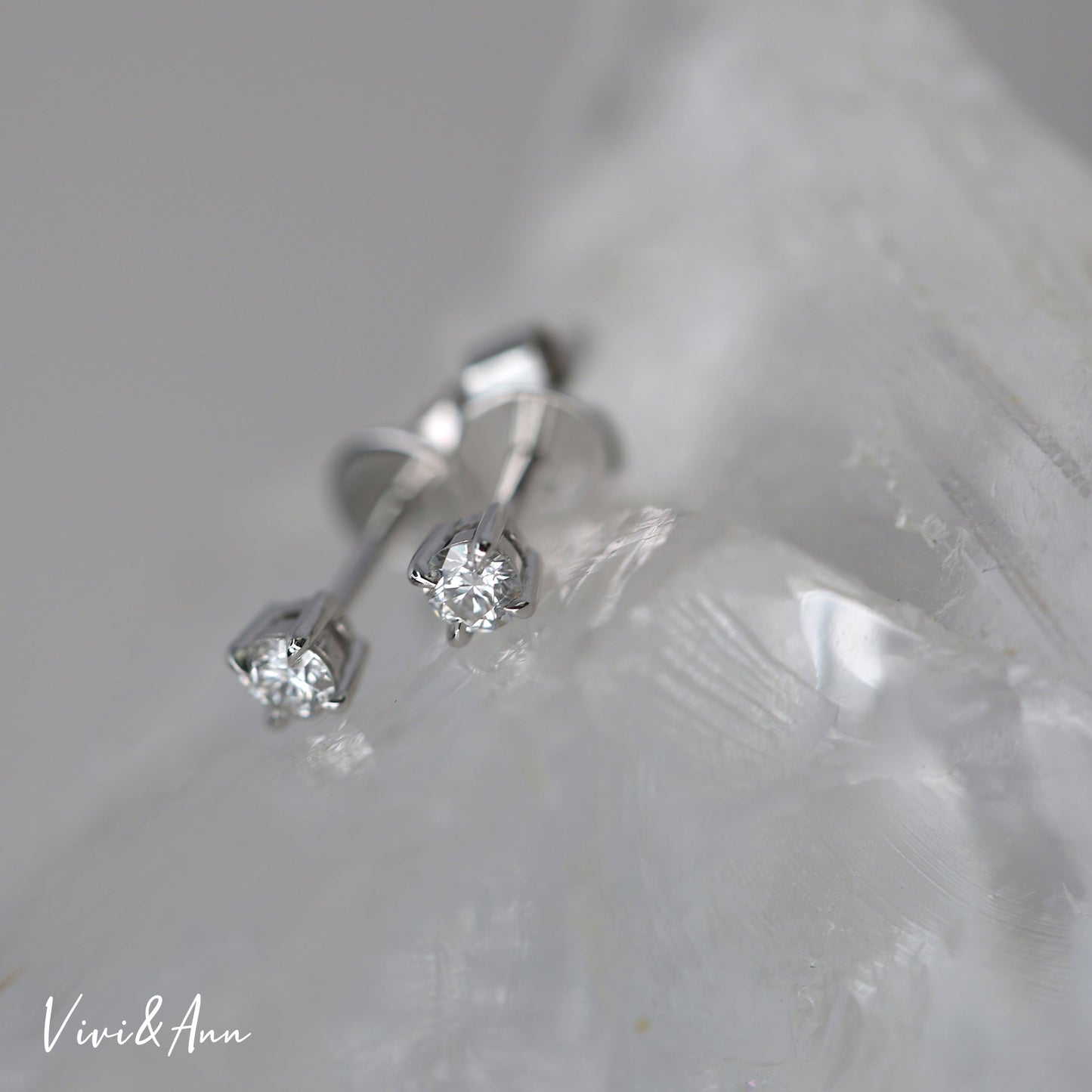 Solitaire Diamond Stud 18K Gold Post